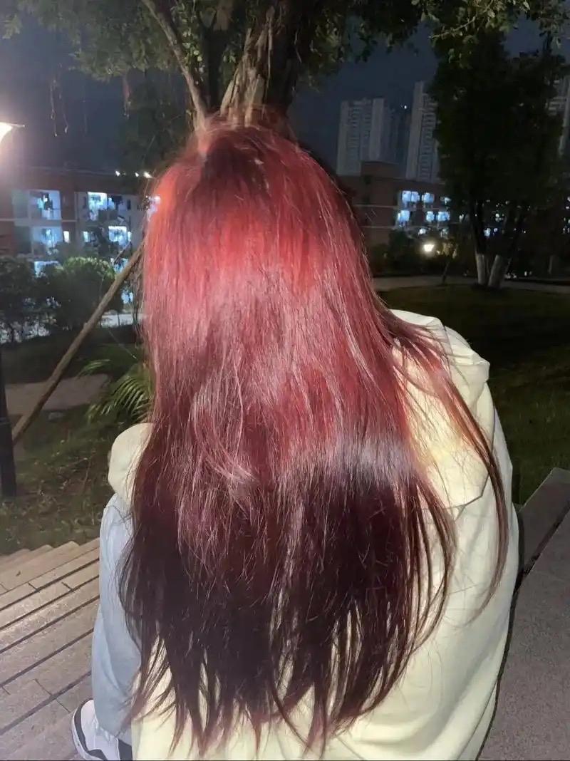 要去见男友父母了，
同事小美就去染了一个头发。

今天加班，刚到办公室，就看到一