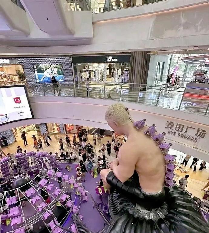 没人主动联系你，说明你在别人眼里没有价值，你的社交成本会很高，你得花时间去铺垫，