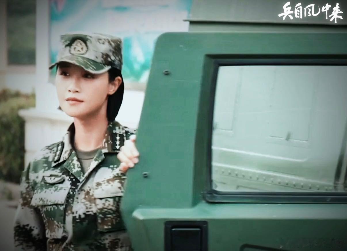 蓝盈莹央妈偏爱的正剧脸在《兵自风中来》饰演科研军官梁虹，短发红衣军装尽显风骨，端