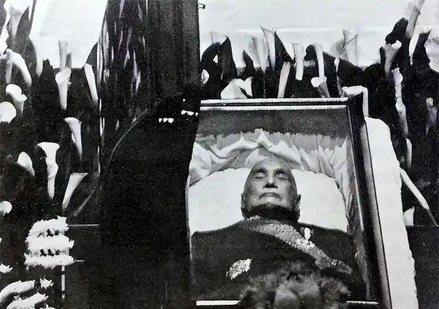 想最近蒋家那个后人，又喊话想把两口棺椁迁回大陆，奉化那边连地都有人提过选好了。我