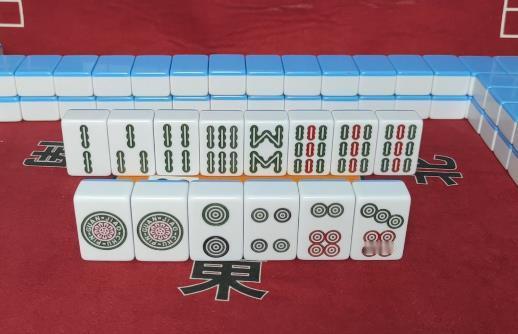 解析：分解之后是六搭，根据五搭牌原理就需要拆掉一搭，那24筒和68条质量较低，有