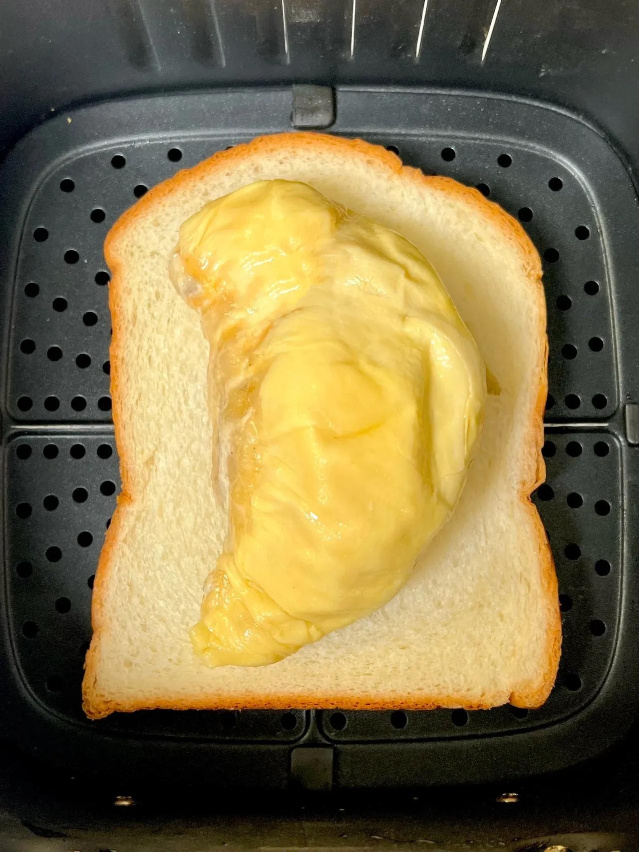 拜托！有空气炸锅都去做这个！！|||榴莲吐司🍞！！
边缘脆脆的！中间贼软糯绵密