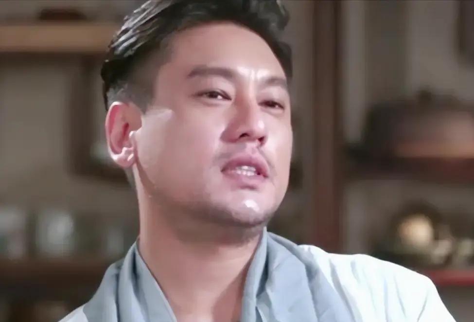 他关闭评论区的第72小时，法院系统弹出了第5条关联案件。
你看到的是红馆舞台上甩