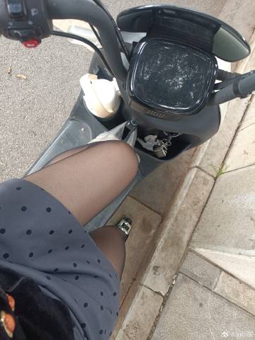 姐是不会放弃黑丝的<span class=