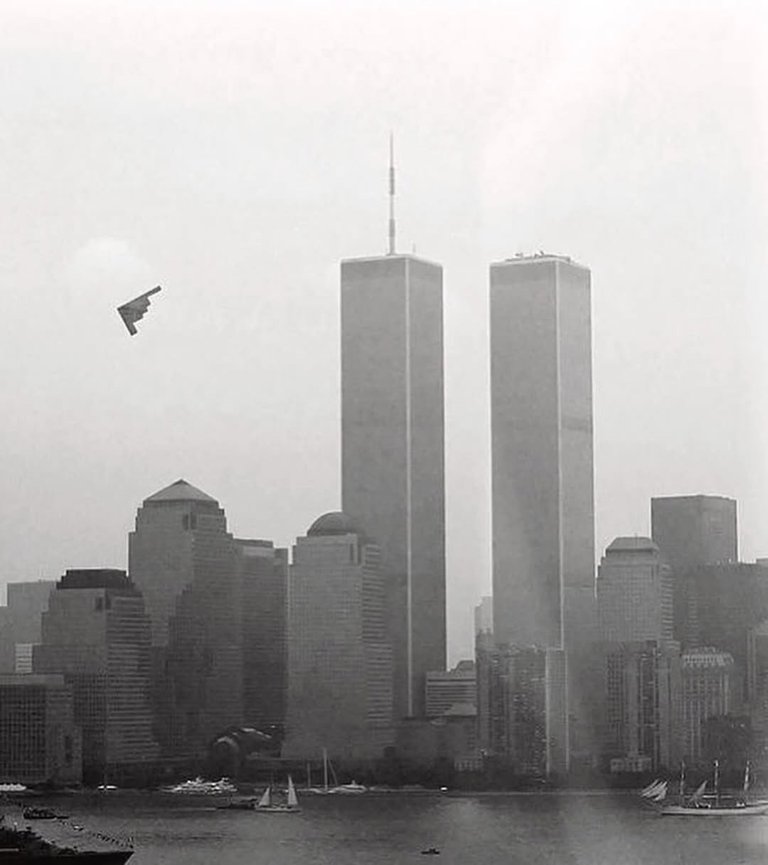 飞扬军事 绝版老照片，2000年7月4日，美国空军B-2隐身轰炸机飞越纽约世贸大