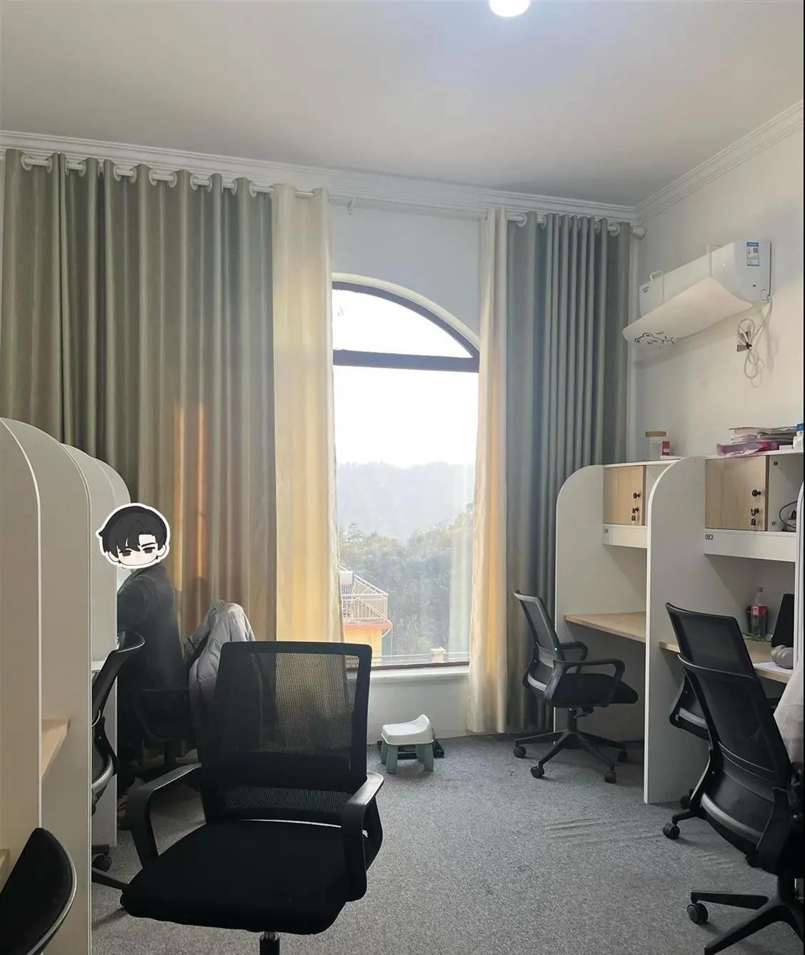 在江西省南昌市西北郊的梅岭群山中，蜿蜒的山路如同一条盘旋的玉带，将人们的视线引向