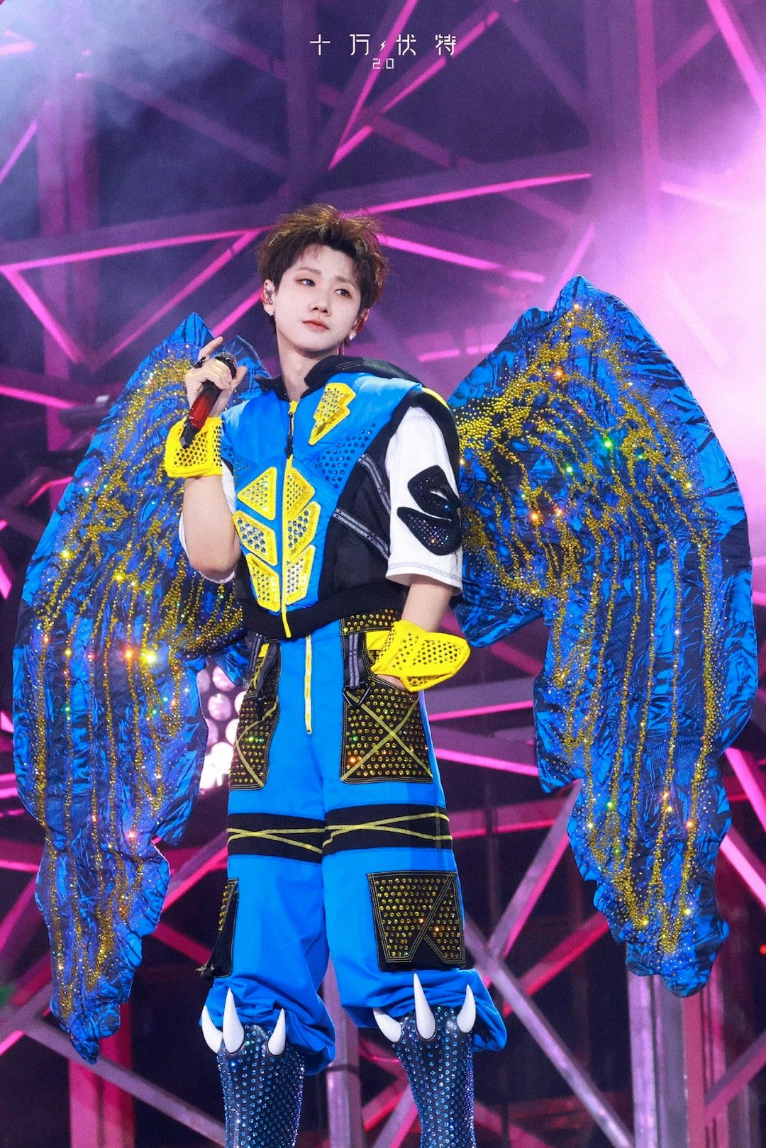 汪苏泷被粉丝抽象唱功整破防了！从懵逼到憋笑再到竖起大拇哥，每个表情都在说“这届粉