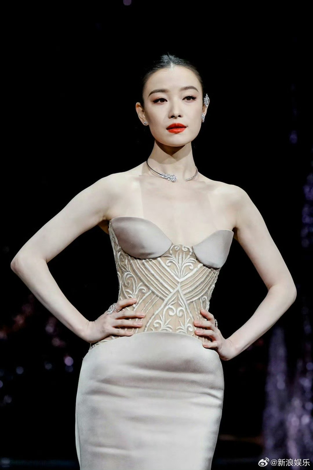 倪妮 红毯统治力倪妮在红毯这一块根本是统治力了！今天这身粉色束腰长裙性感婉约，都