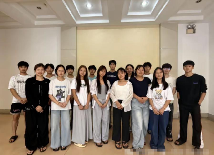 缅北果敢56名公费师范生毕业等待分配！
 
缅北果敢选送的56名公费师范生，在云