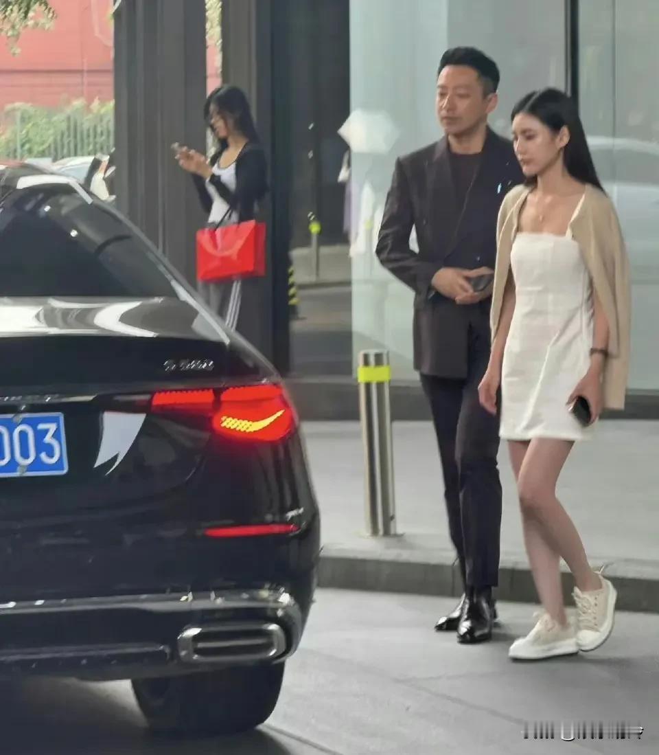 汪小菲和大S离婚，赢家是马筱梅。

马筱梅拎着120万的爱马仕包包逛街，这包很显