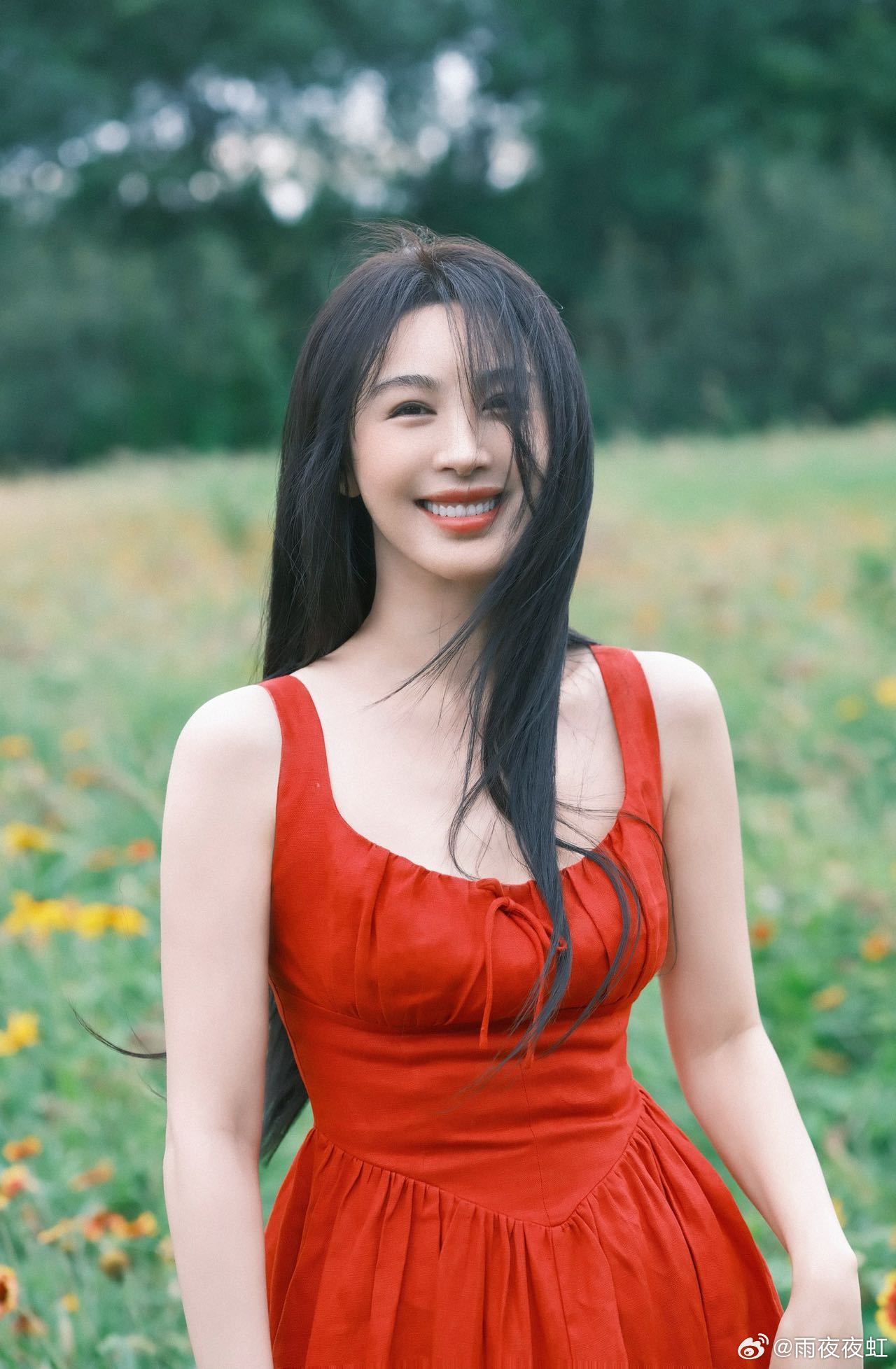 差点没认出来李菲儿这组照片好明媚，真会拍 ​​​