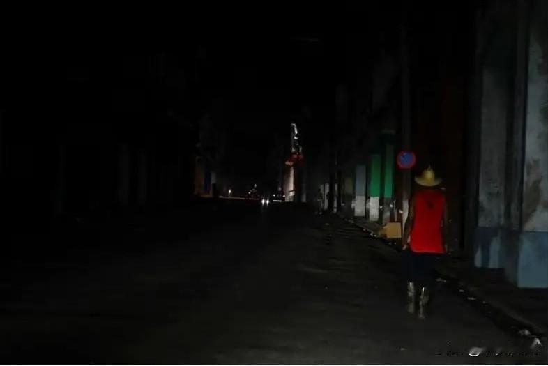 据古巴能源与矿业部的消息，当地时间3月16日，古巴国家电力系统发生全面瘫痪，约有