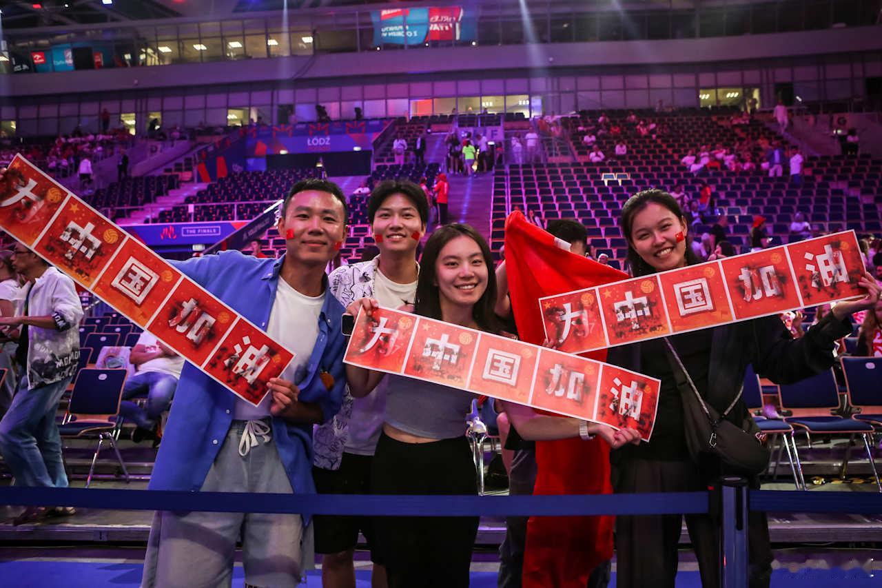 中国女排vs波兰女排2025世界女排联赛瓜女最近4场五局大战全胜！咬牙顶住，姑娘