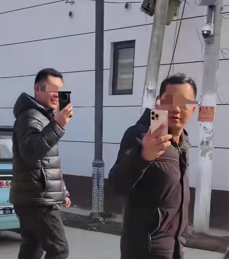 有些人的爱好就是看热闹。

初二，人家大衣哥的闺女，婚后第一次回门，又吸引了一批