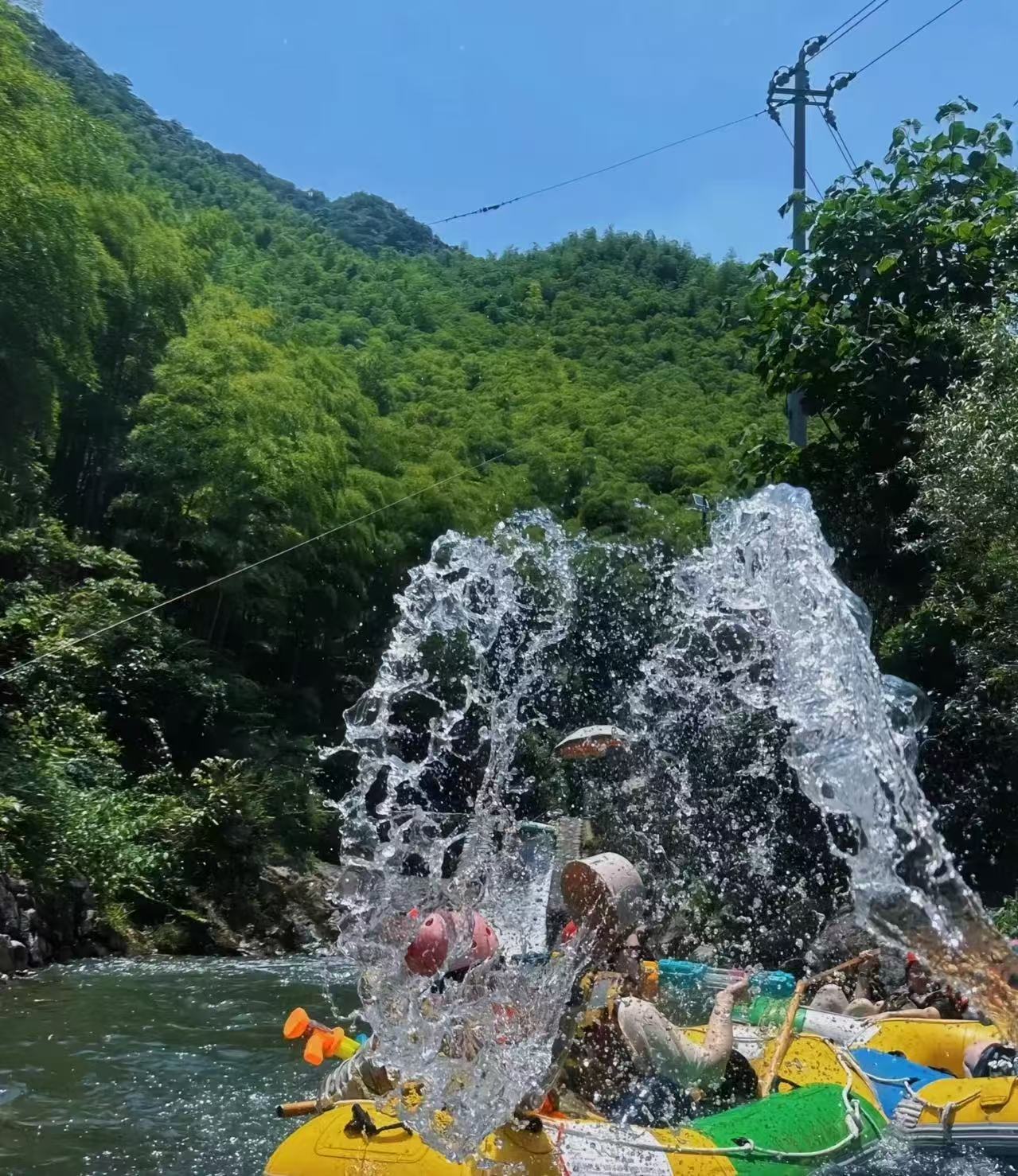 广东开启雨雨雨水水水模式连日干燥高温煎熬，周日雨水到访，居家休憩舒心安逸。雨水浸
