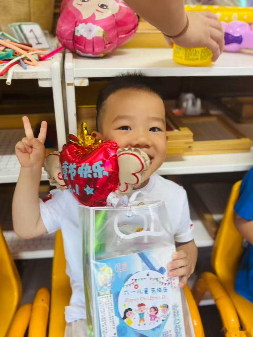 上周六，幼儿园搞六一游园会，活动还是挺丰富的。可以给脸上做彩绘，小女生还可以做美