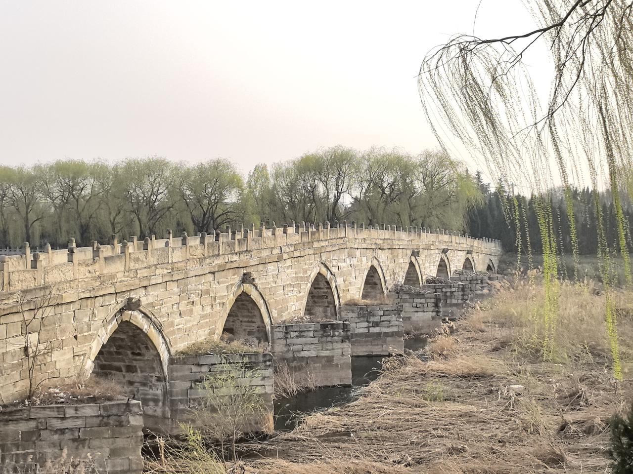 韩城古城南门外的毓秀桥，资料记载东边望柱头共101个，西边99个。闲来无事实地数