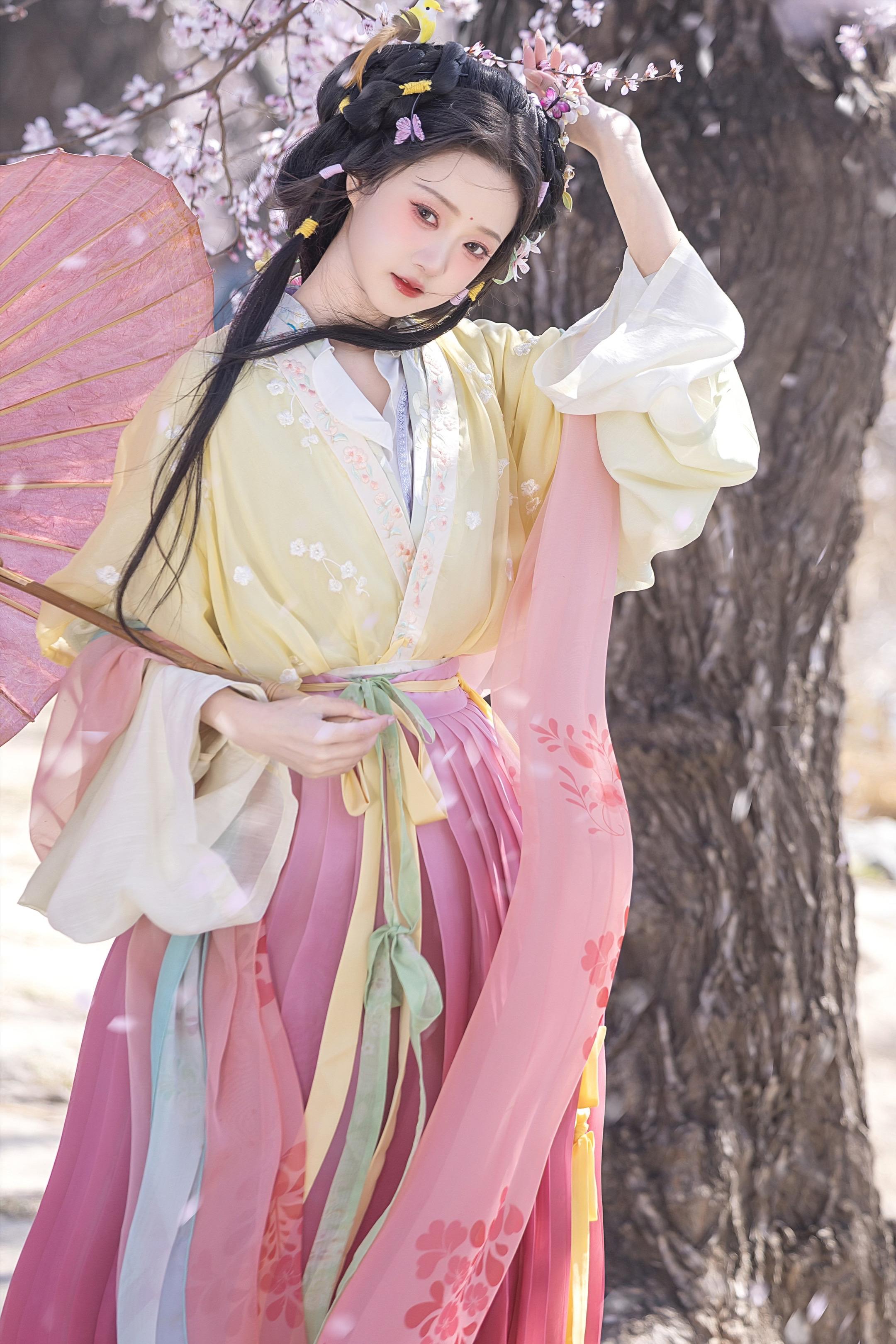 ‘忽惊春到小桃枝’