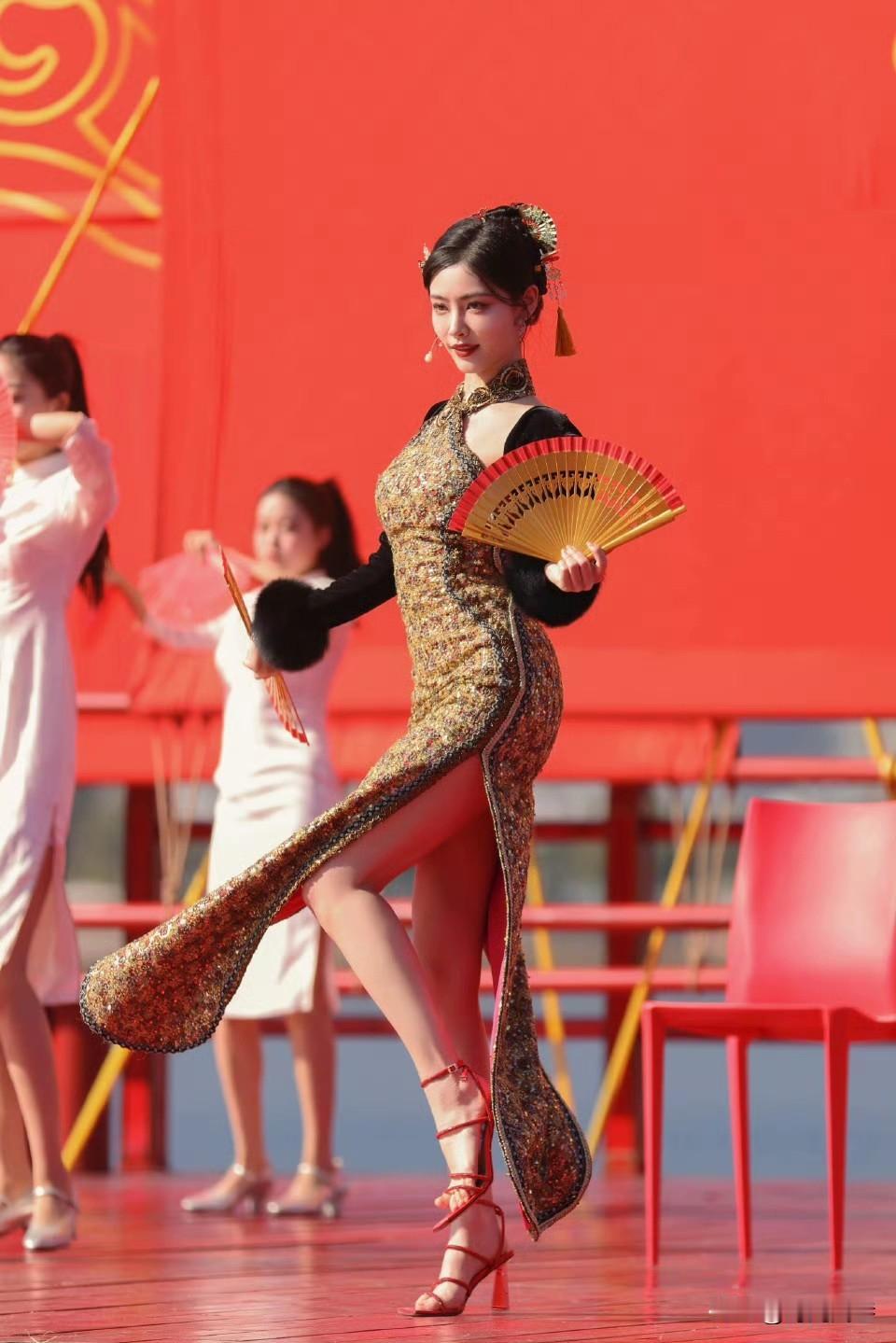 身穿开叉旗袍 搭配红色高跟凉鞋跳舞的许佳琪。舞姿优美，婀娜多姿！