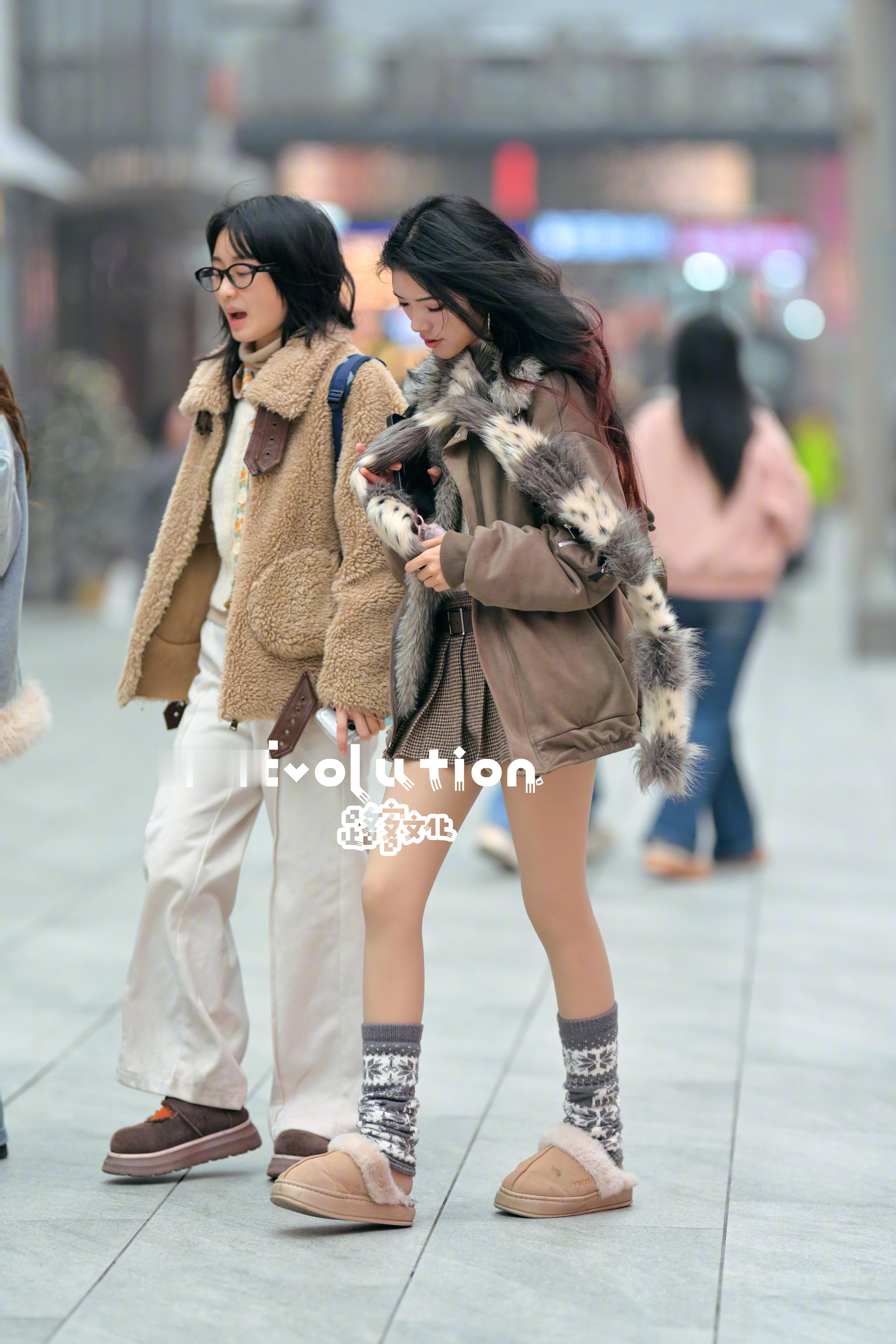 这两年很流行的穿搭有层次感 