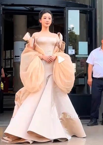 终于看到巴黎的杨紫了 “小猴紫”杨紫在法国巴黎参加活动，身穿品牌高定礼服和珠宝。