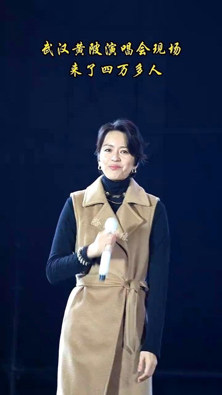 四万人的演唱会，山顶的位置，黑压压一片。
大屏幕上的人，只有一个火柴盒那么大。感