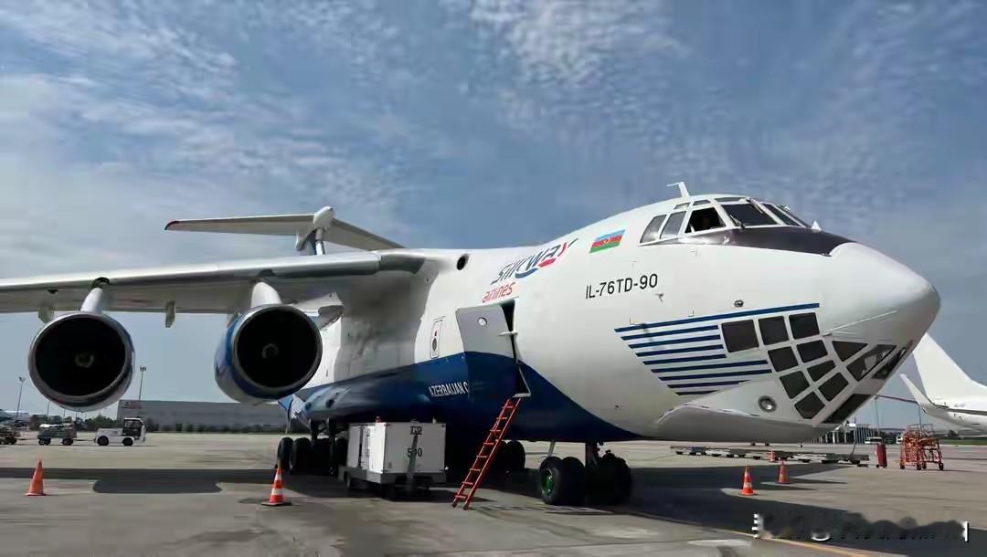 又干掉一个大家伙！
伊尔-76军用运输机在目前的俄罗斯，估计是除了安-22军用运