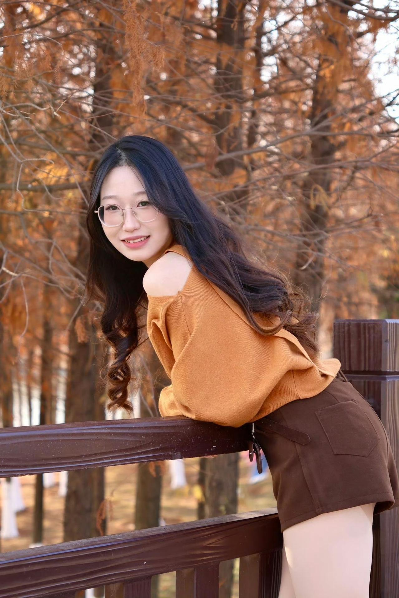 秋冬的焦糖色穿搭简直是氛围感天花板！露肩设计的焦糖色毛衣自带小性感，搭配深棕短裤