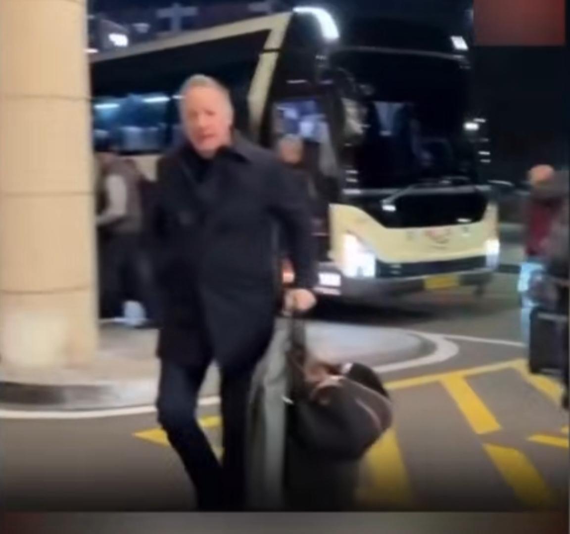 夜色中，多国人员带着行李抵达会场，韩国代表团也在雪地中匆匆奔赴行程，港口里待运的