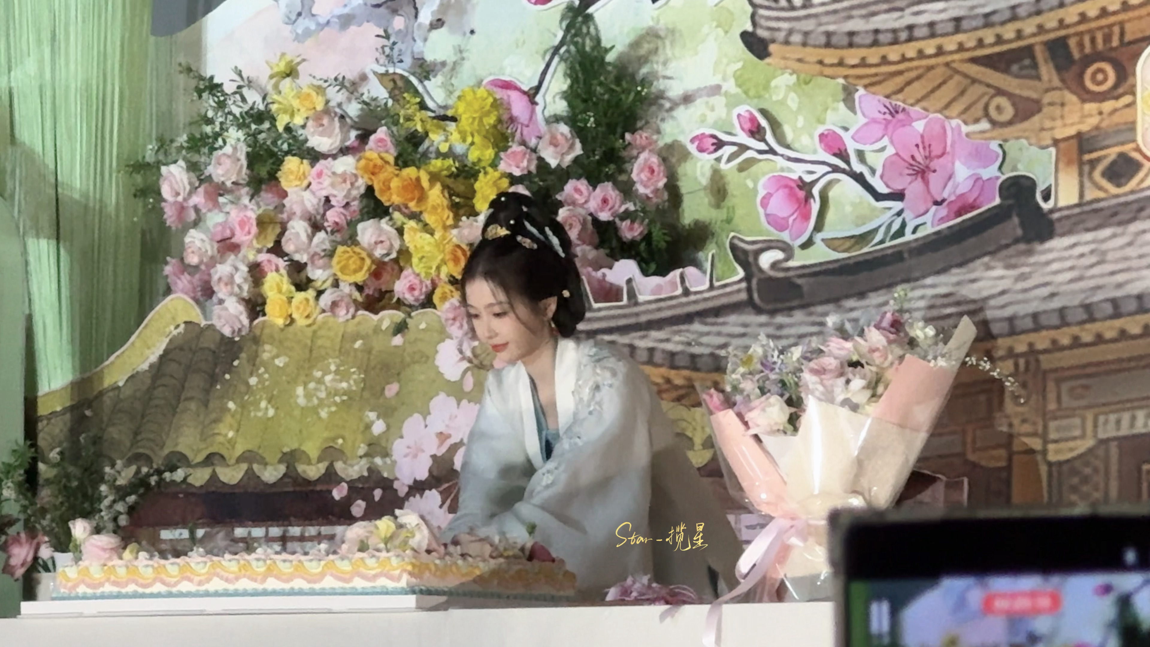 宝宝切杀青蛋糕 大家说“虞书欣人山人海都在爱你”自己也会说“都在爱你“🥹虞书欣