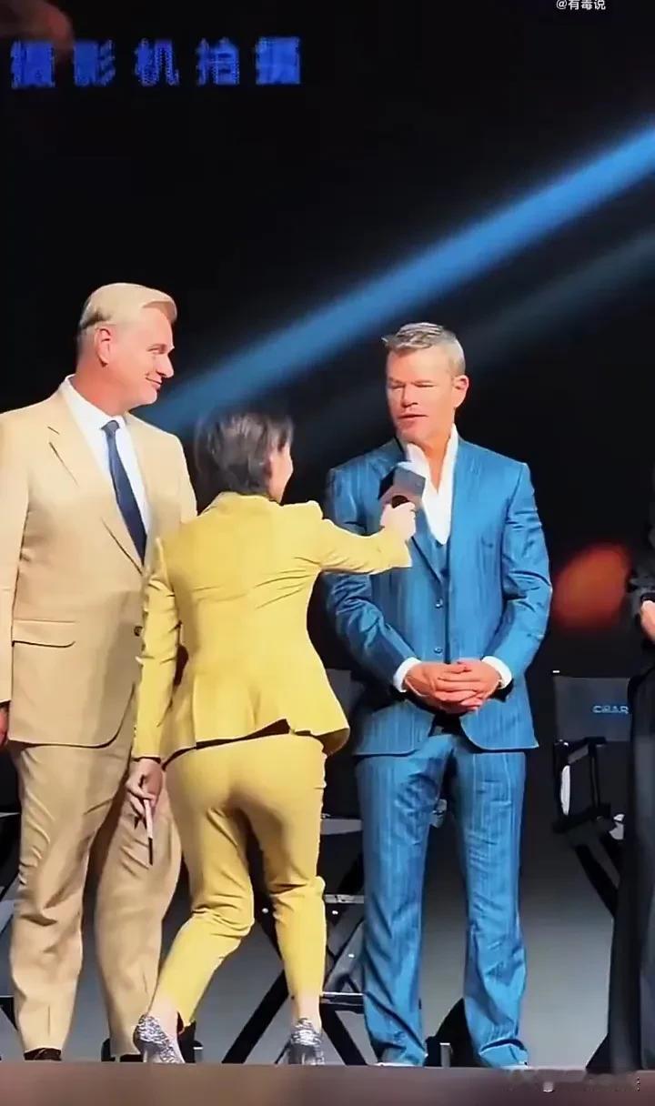 上海主持人陈璇这事，不说别的，光是把屁股对着镜头，感觉就很不得体，不管采访的是谁