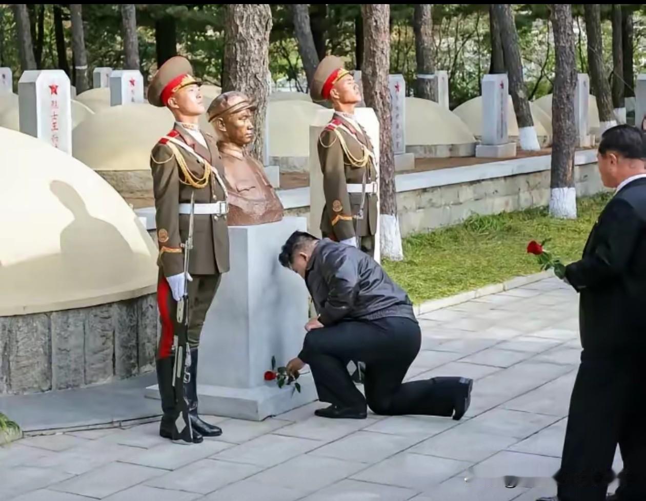 这一跪，
跪出了半岛八零后的胸襟和气度。

告慰了志愿军先烈的英灵，
温暖了无数