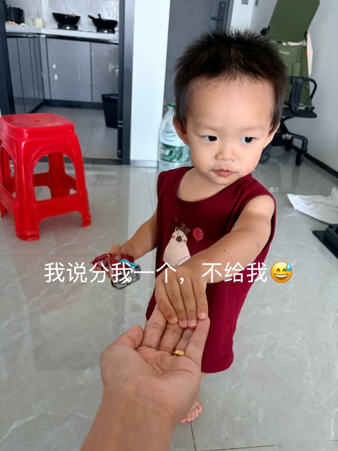 下午真的好犯困啊！本以为带娃去能睡着，没想到跑出来自己翻零食了，还把宝爸买的干脆