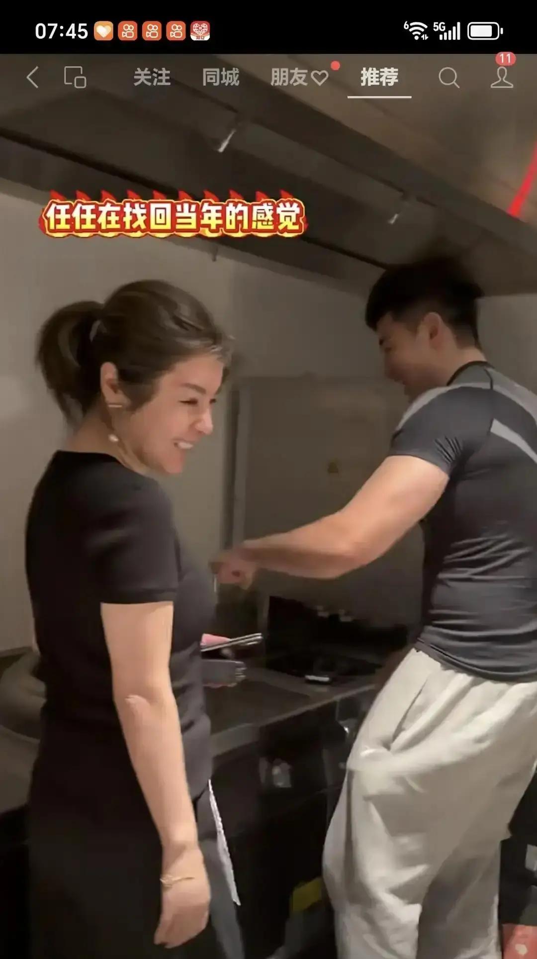 花8888块去看“不老女神”，结果大屏上那张脸跟现场真人压根不是一个人。视频一传