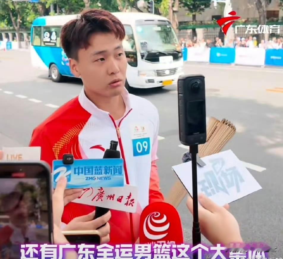 这下搞笑了，
不仅广东球迷知道了，
全国球迷都刷到了，广东队趁着赵睿不在，拍了全