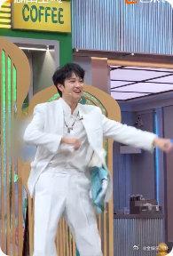 敖子逸跳了青春修炼手册敖子逸这直拍太戳人！白衣造型跳《青春修炼手册》超有 fee