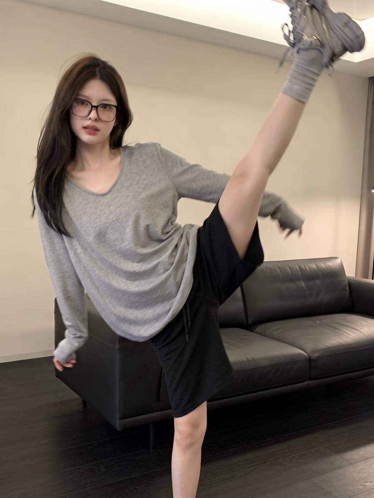 今天没有开滤镜 
头发乱蓬蓬的 
衣服随便套的 
笑的时候嘴张得很大 
照片有点