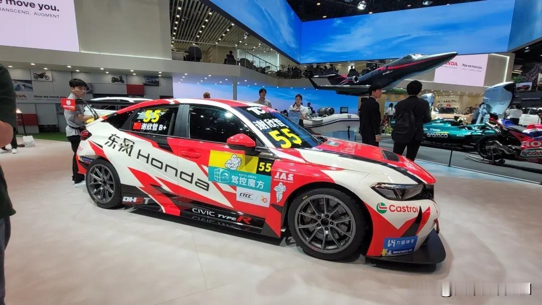 雷军旗下汽车品牌展台氛围感十足，整体色调明亮亮眼，整车配色光鲜亮丽，清新又时尚，