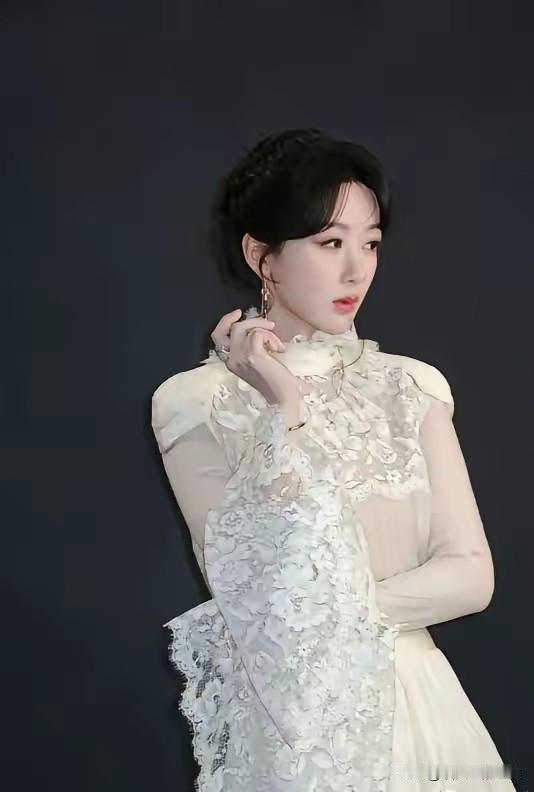 刚刚拿下白玉兰视后，杨紫就做了一个让所有经纪人都心痛的决定：暂别综艺1到2年。6