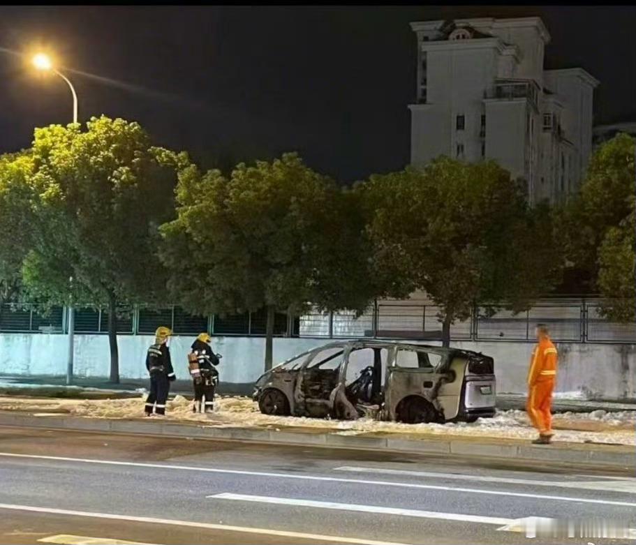 《闪门们：看懂掌声》1、 2025年10月23日，就是前天，某新能源车，开着开着