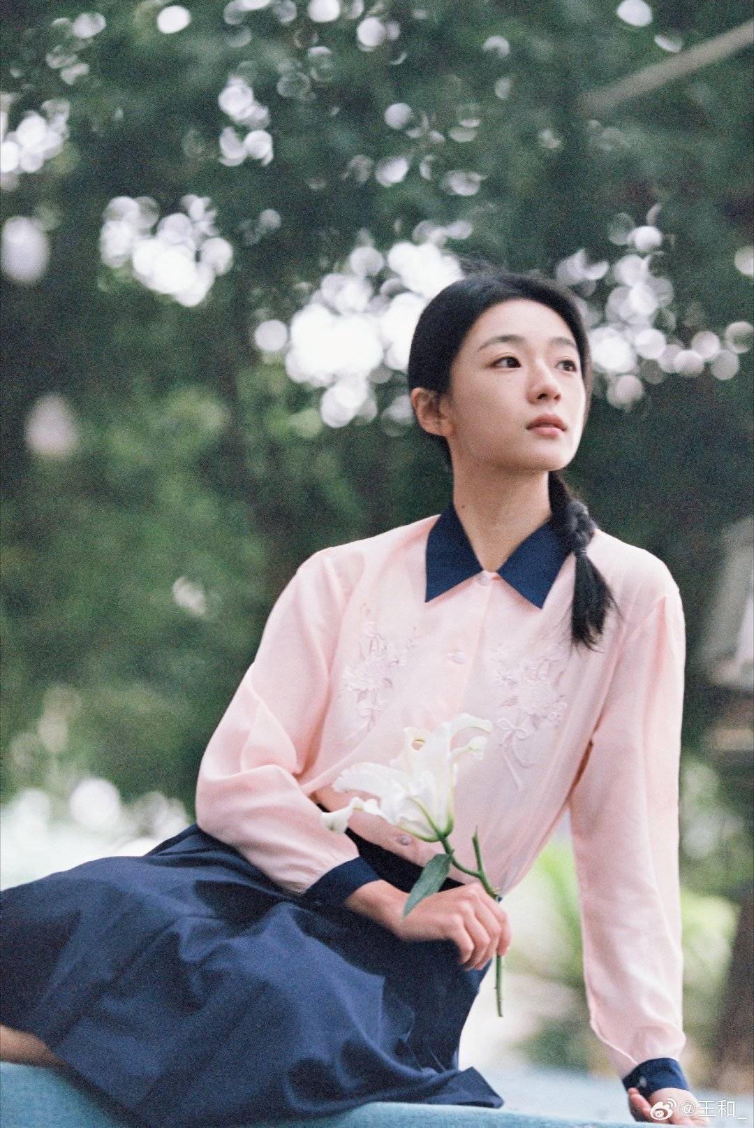 内娱又来了一朵小白花00后小花王和气质清冷干净，自带温柔又有力量的疏离感，在剧中