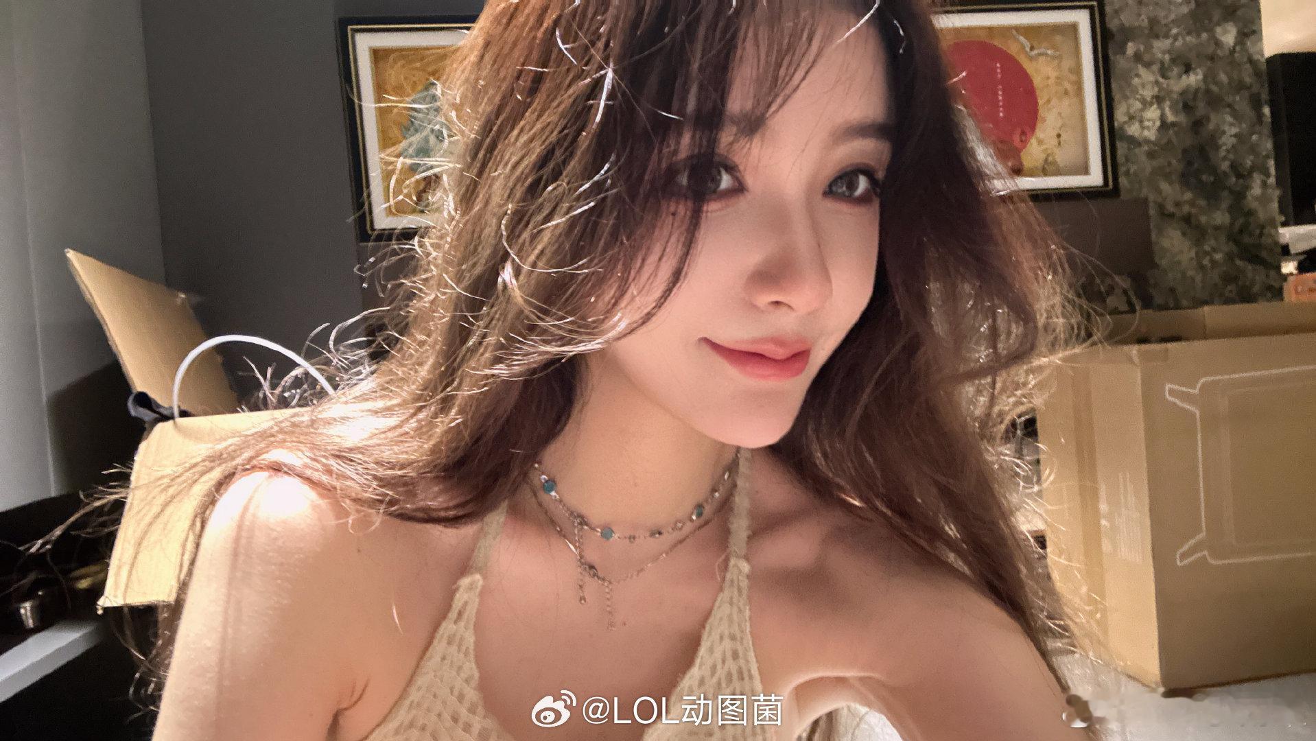 WoW😻女解说Rita分享美照：面容皎洁电竞女神，这身材顶不住！#英雄联盟# 