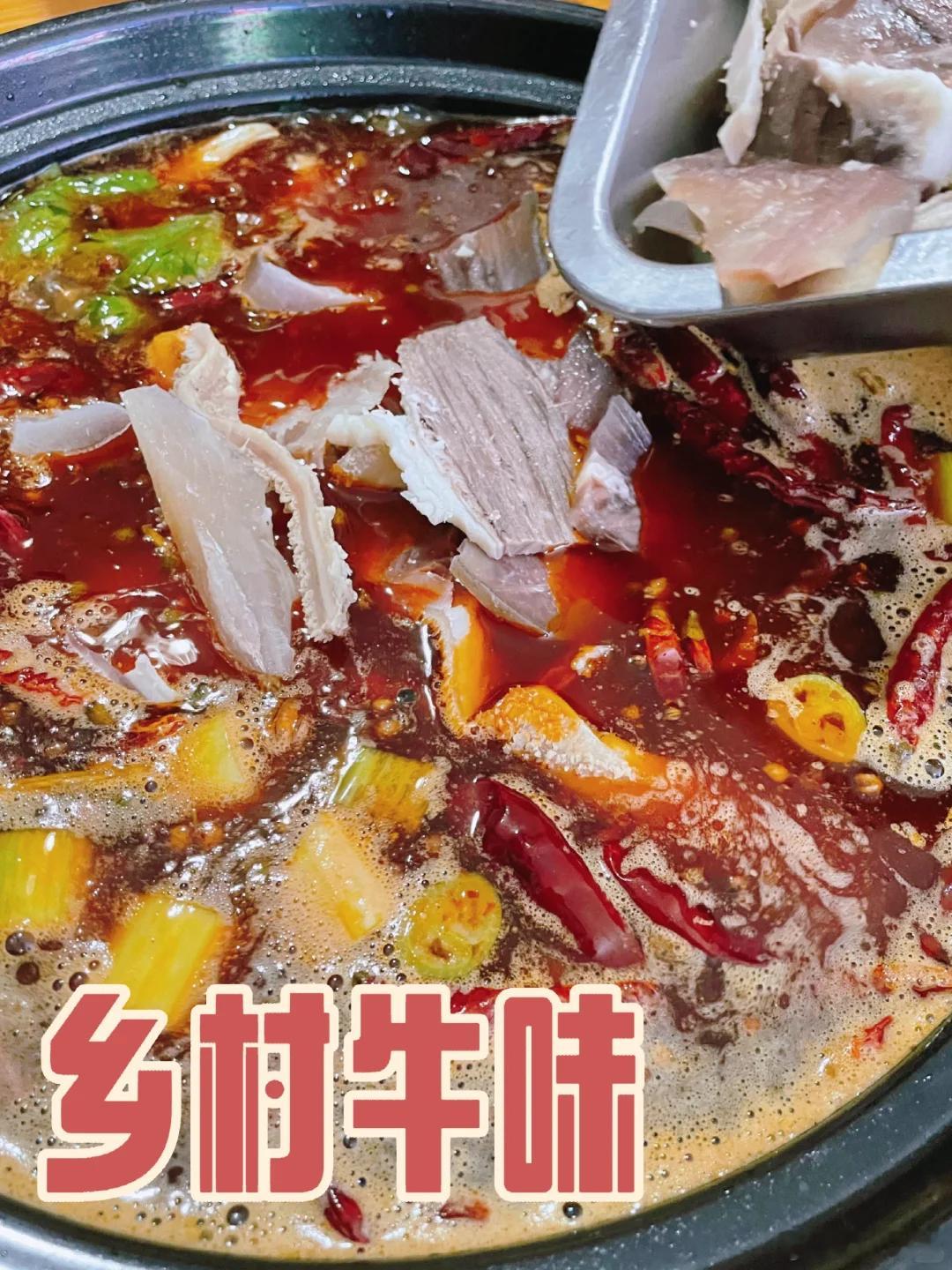 成都美食推荐·乡村牛味最早在悦来镇上，后来搬家到了大路边，原因是房租涨价了。老板