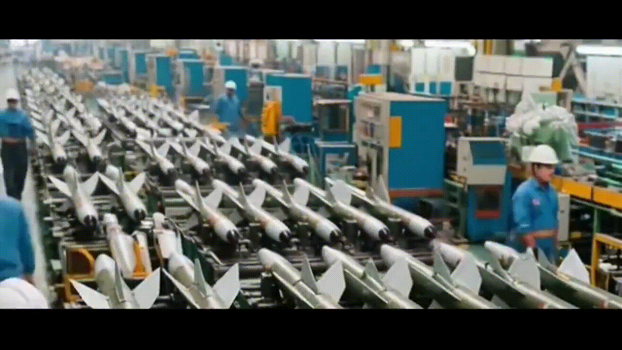 有视频显示，中国的导弹生产线由人工智能控制下，除了检查外，已经不需要人工操作。有