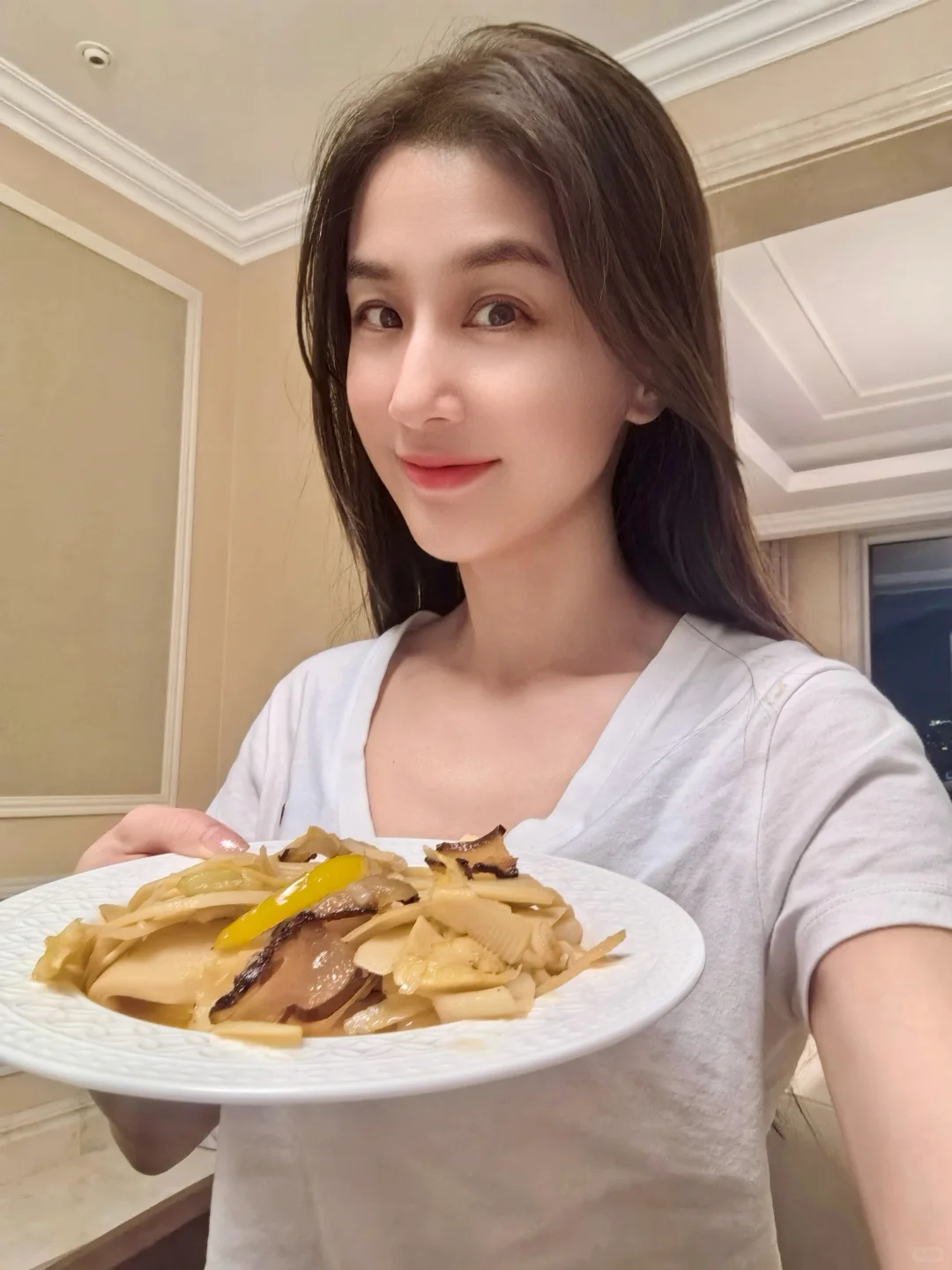 黄圣依陪小儿子安麟过暑假，进山挖笋！小儿子长得比较像妈妈 