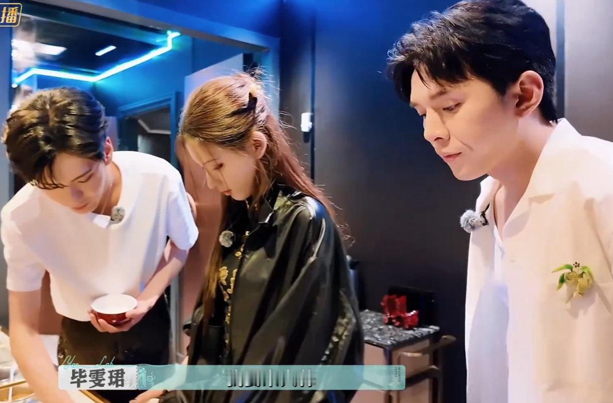 李佳琦来自steve的自觉谁还没看李佳琦火锅局的神操作！调蘸料撞见张予曦、毕雯珺