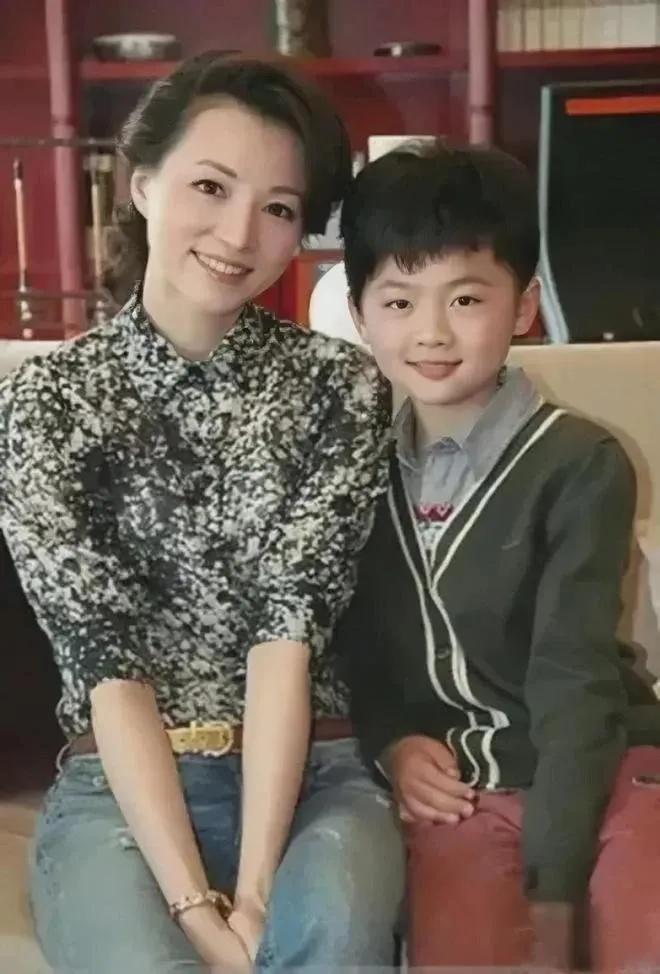 董卿和在美国出生的儿子，儿子很帅，长大了颜值肯定不错#娱乐聚焦# #董卿#