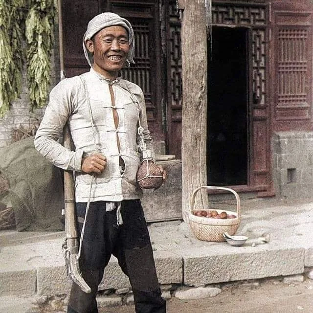 1944年，中国陕西，一名在延安的民兵，他手持火枪和自制土地雷。 中国...