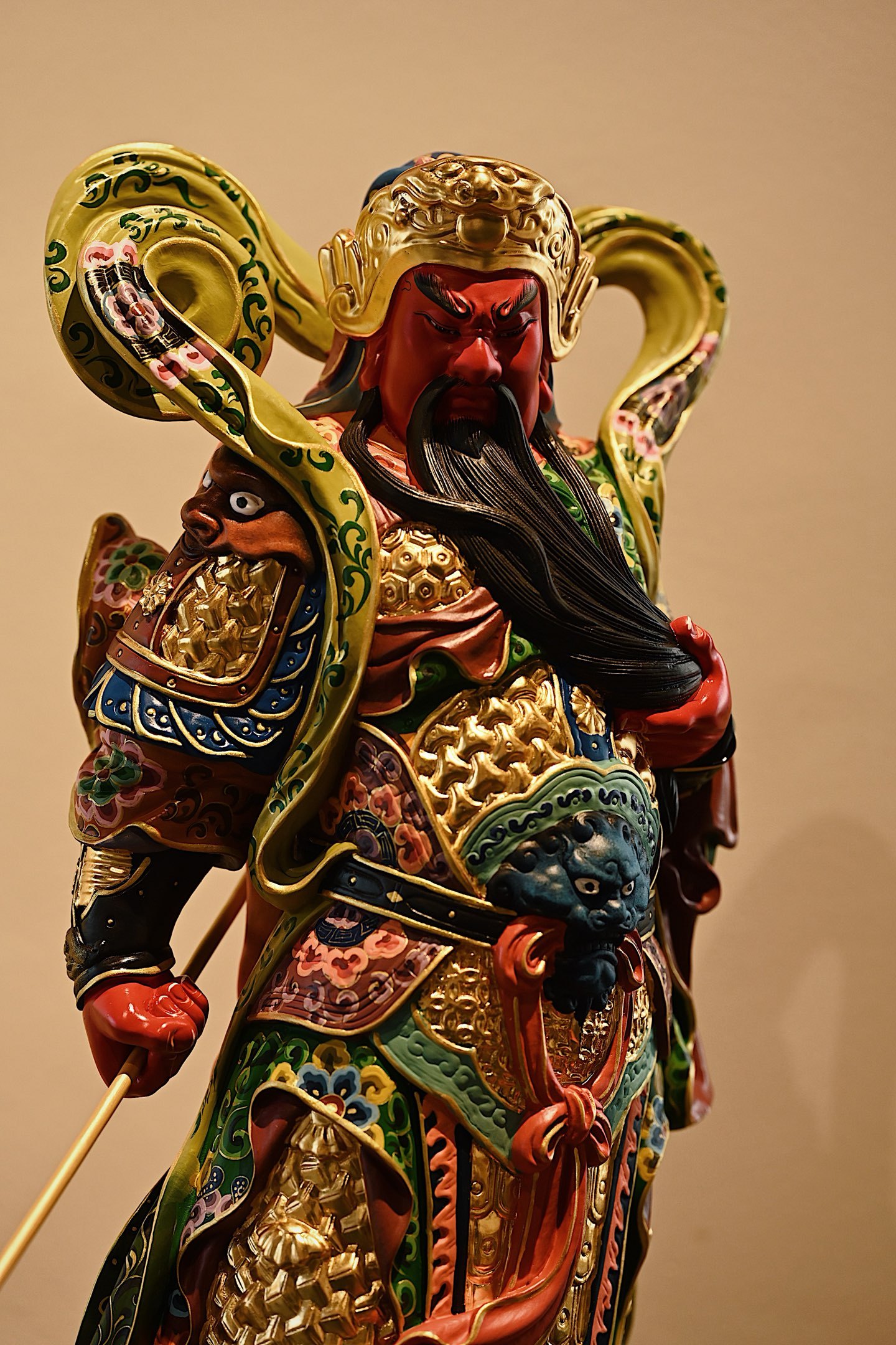 香樟木x彩绘 | 关公主身整料雕刻，关公面目严肃，双眼有神，美髯飘扬，手持青龙偃