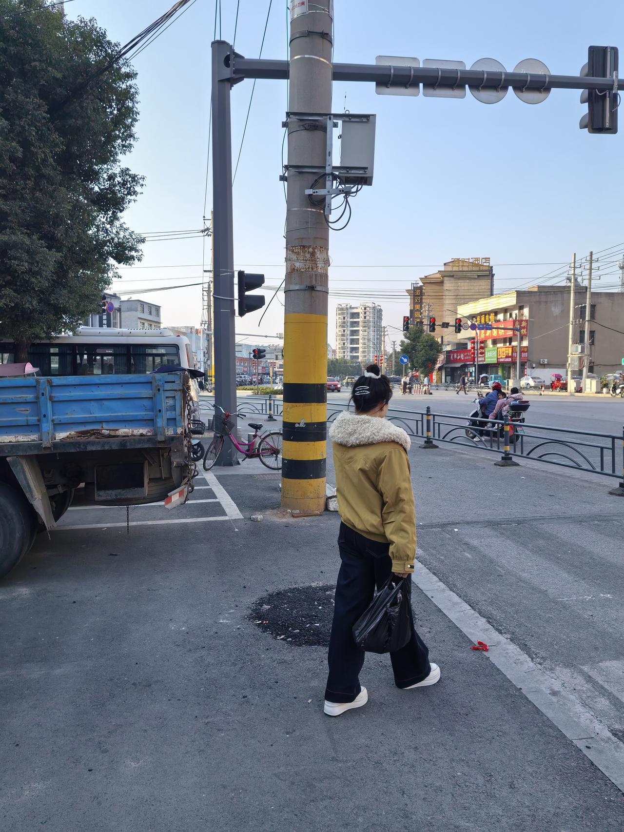 记录我的2026 2026年2月14日，漫步鄂州街头，还能感受到春节的余韵。2月